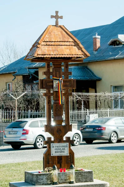 木製の十字架は死と復活の正教会のシンボルであり キリスト教の最も重要なシンボルの1つです — ストック写真