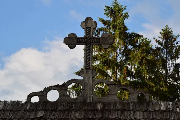 木制十字架是东正教的死亡和复活的象征 是基督教最重要的象征之一 — 图库照片