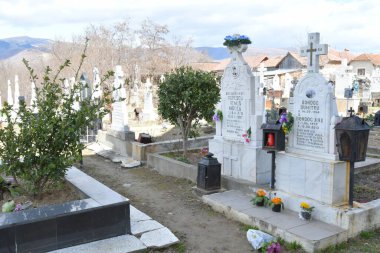 Mermer haç bir cenaze anıtı, Hristiyanlığın en önemli sembollerinden biri olan ölüm ve dirilişin Ortodoks sembolü..