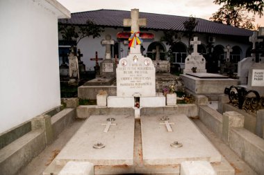 Mermer haç bir cenaze anıtı, Hristiyanlığın en önemli sembollerinden biri olan ölüm ve dirilişin Ortodoks sembolü..