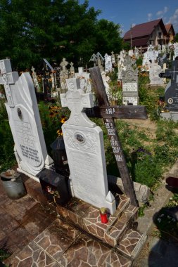 Mermer haç bir cenaze anıtı, Hristiyanlığın en önemli sembollerinden biri olan ölüm ve dirilişin Ortodoks sembolü..