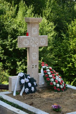 Mermer haç bir cenaze anıtı, Hristiyanlığın en önemli sembollerinden biri olan ölüm ve dirilişin Ortodoks sembolü..