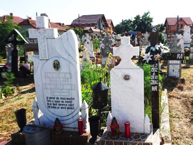 Mermer haç bir cenaze anıtı, Hristiyanlığın en önemli sembollerinden biri olan ölüm ve dirilişin Ortodoks sembolü..