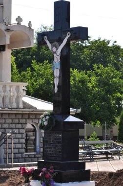 Mermer haç bir cenaze anıtı, Hristiyanlığın en önemli sembollerinden biri olan ölüm ve dirilişin Ortodoks sembolü..