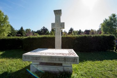 Mermer haç bir cenaze anıtı, Hristiyanlığın en önemli sembollerinden biri olan ölüm ve dirilişin Ortodoks sembolü..