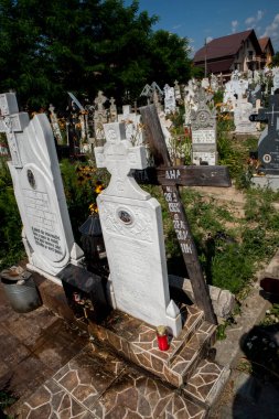 Mermer haç bir cenaze anıtı, Hristiyanlığın en önemli sembollerinden biri olan ölüm ve dirilişin Ortodoks sembolü..
