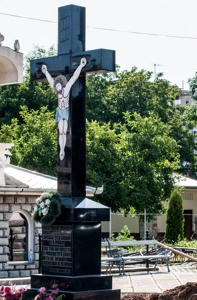 大理石の十字架は葬儀の記念碑 死と復活の正教会のシンボルであり キリスト教の最も重要なシンボルの1つです — ストック写真