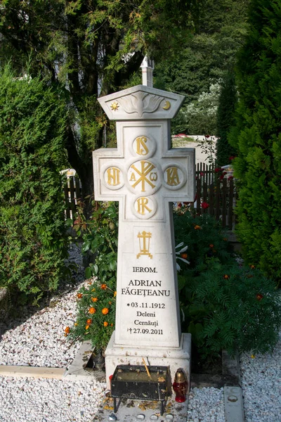 大理石十字架是一座殡葬纪念碑 是东正教死亡和复活的象征 是基督教最重要的象征之一 — 图库照片