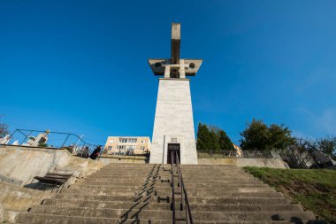 Kutsal Haç Hermitage 'ın Yükselişi, komünist dönemde Aiud hapishanesinde öldürülen ünlü isimsiz şehit mezarlığı Rapa Robilor üzerine inşa edilen bir Ortodoks inziva yeridir.