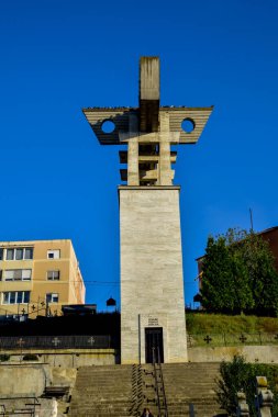 Kutsal Haç Hermitage 'ın Yükselişi, komünist dönemde Aiud hapishanesinde öldürülen ünlü isimsiz şehit mezarlığı Rapa Robilor üzerine inşa edilen bir Ortodoks inziva yeridir.