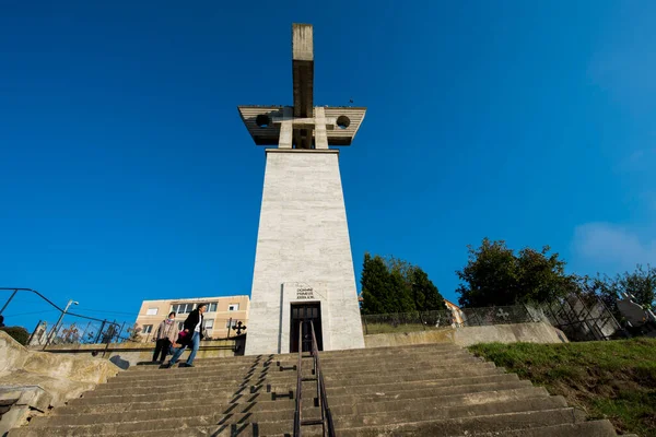 聖十字架エルミタージュの高さは 共産主義時代にアウド刑務所で殺された有名な無名の殉教者の墓地であるラパ ロビラーに建てられた正教会の庵です — ストック写真