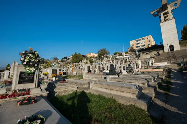 Kutsal Haç Hermitage 'ın Yükselişi, komünist dönemde Aiud hapishanesinde öldürülen ünlü isimsiz şehit mezarlığı Rapa Robilor üzerine inşa edilen bir Ortodoks inziva yeridir.