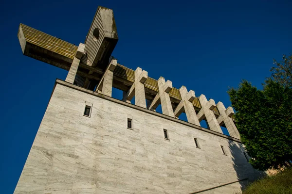 聖十字架エルミタージュの高さは 共産主義時代にアウド刑務所で殺された有名な無名の殉教者の墓地であるラパ ロビラーに建てられた正教会の庵です — ストック写真