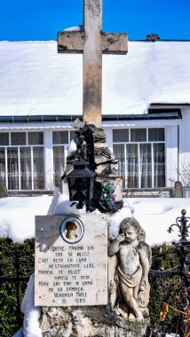 Taş haç, Hristiyanlığın en önemli sembollerinden biri olan Ortodoks ölüm ve diriliş sembolü bir cenaze anıtıdır..