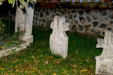 Taş haç, Hristiyanlığın en önemli sembollerinden biri olan Ortodoks ölüm ve diriliş sembolü bir cenaze anıtıdır..