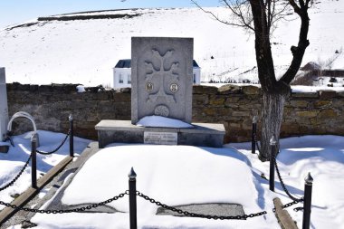 Taş haç, Hristiyanlığın en önemli sembollerinden biri olan Ortodoks ölüm ve diriliş sembolü bir cenaze anıtıdır..