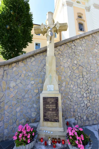 石の十字架は葬儀の記念碑 死と復活の正教会のシンボルであり キリスト教の最も重要なシンボルの1つです — ストック写真