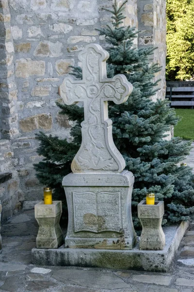 石の十字架は葬儀の記念碑 死と復活の正教会のシンボルであり キリスト教の最も重要なシンボルの1つです — ストック写真