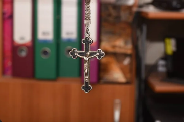 Metallkors Mörk Bakgrund Begreppet Religion Kristna Symboler Manligt Krucifix Med — Stockfoto