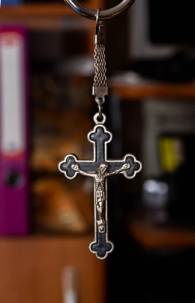 Kovový Kříž Tmavém Pozadí Pojem Náboženství Křesťanské Mužský Krucifix Postavou — Stock fotografie