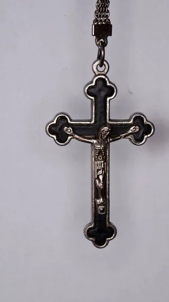 Metallkreuz Auf Dunklem Hintergrund Konzept Der Religion Christliche Symbole Männliches — Stockfoto