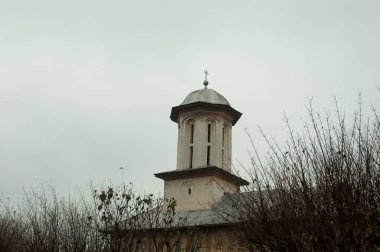 Targu Jiu Ortodoks Kilisesi, 1795 yılında Başrahip Andrei Schevofilax ve eşi Maria, Stanca Slugereasa ve rahip Grigorie Crsnaru tarafından kurulan Aziz Nikolay ve Andrei 'ye adanmıştır.