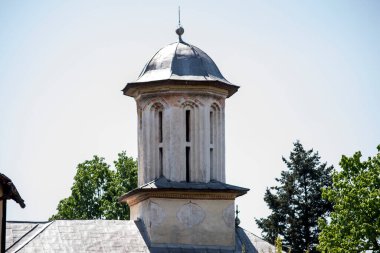 Targu Jiu Ortodoks Kilisesi, 1795 yılında Başrahip Andrei Schevofilax ve eşi Maria, Stanca Slugereasa ve rahip Grigorie Crsnaru tarafından kurulan Aziz Nikolay ve Andrei 'ye adanmıştır.