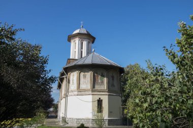 Targu Jiu Ortodoks Kilisesi, 1795 yılında Başrahip Andrei Schevofilax ve eşi Maria, Stanca Slugereasa ve rahip Grigorie Crsnaru tarafından kurulan Aziz Nikolay ve Andrei 'ye adanmıştır.