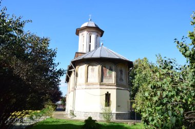 Targu Jiu Ortodoks Kilisesi, 1795 yılında Başrahip Andrei Schevofilax ve eşi Maria, Stanca Slugereasa ve rahip Grigorie Crsnaru tarafından kurulan Aziz Nikolay ve Andrei 'ye adanmıştır.