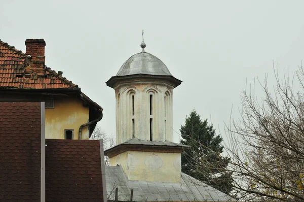 在Targu Jiu的东正教教堂 由Andrei Schevofilax大主教和他的妻子Maria Stanca Slugereasa和Grigorie Crsnaru神父于1795年创办 专门献给圣赫鲁阿尔特 尼古拉和安德烈 — 图库照片