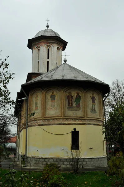 在Targu Jiu的东正教教堂 由Andrei Schevofilax大主教和他的妻子Maria Stanca Slugereasa和Grigorie Crsnaru神父于1795年创办 专门献给圣赫鲁阿尔特 尼古拉和安德烈 — 图库照片