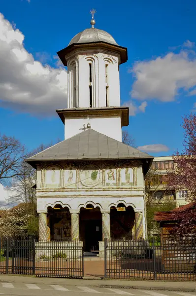 Targu Jiu Ortodoks Kilisesi, 1795 yılında Başrahip Andrei Schevofilax ve eşi Maria, Stanca Slugereasa ve rahip Grigorie Crsnaru tarafından kurulan Aziz Nikolay ve Andrei 'ye adanmıştır.