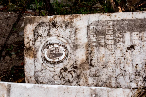 Cruzes Mármore Quebradas Canteiro Obras Demolição Cemitério Pedra Tumular Abandonada — Fotografia de Stock
