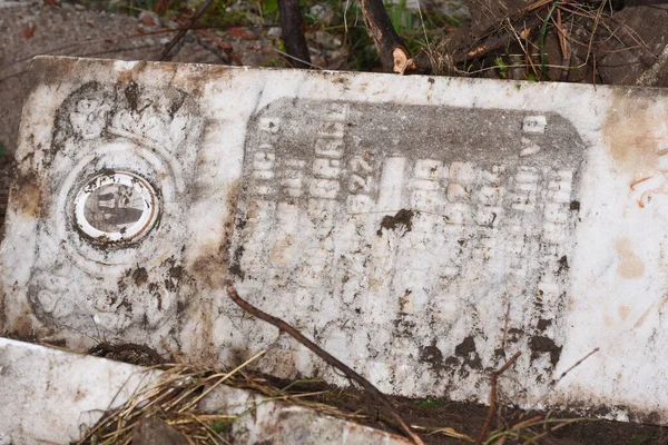 Zlomené Mramorové Kříže Staveništi Demolice Hřbitova Opuštěný Náhrobek Hřbitově Detailní — Stock fotografie