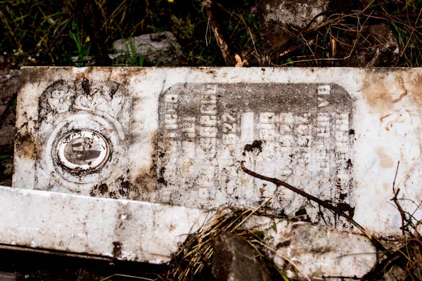 Nşaat Alanında Kırık Mermer Haçlar Bir Mezarlığın Yıkılması Mezarlıkta Terk — Stok fotoğraf