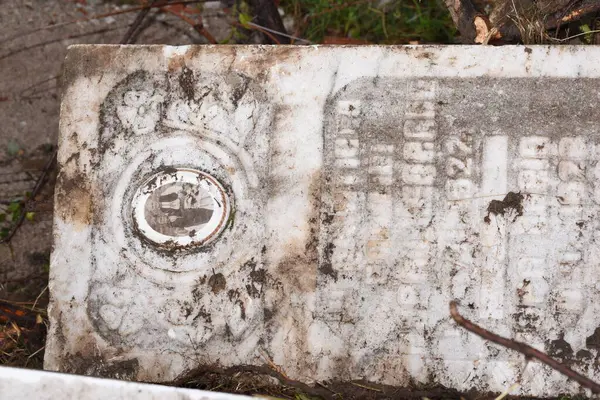 Zlomené Mramorové Kříže Staveništi Demolice Hřbitova Opuštěný Náhrobek Hřbitově Detailní — Stock fotografie