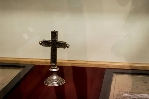 正教会の祭壇の上で十字架 それは祭壇の神聖なテーブルに保持され 典礼中に特定の瞬間に使用されています — ストック写真