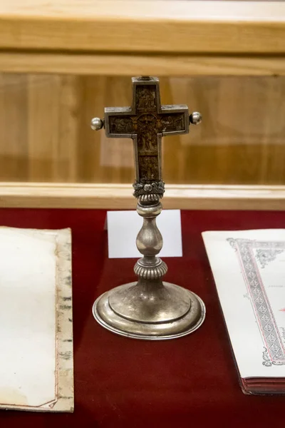 十字架放在东正教教堂的祭坛上 放在祭坛的圣桌上 并在圣餐仪式中的某些时候使用 — 图库照片