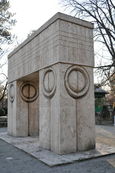 Travertine Cenaze Anıtı Öpüşme Kapısı Öpüşme Kapısı Öpüşme Motifi Constantin — Stok fotoğraf