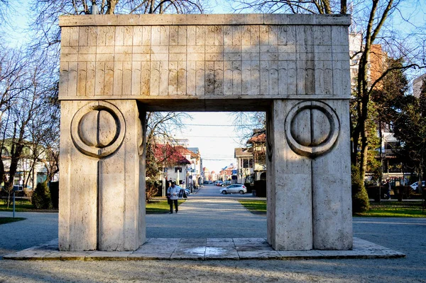 Stock image Travertine funerary monument, Kissing gate is a sculpture made by Constantin Brncui, motif of  kiss being gate through which transition to another life is made