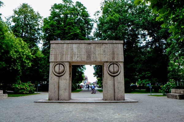 Monument Funéraire Travertin Porte Des Baisers Est Une Sculpture Réalisée — Photo