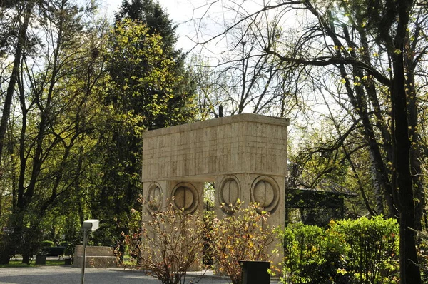 Travertine Mindesmærke Monument Kissing Gate Skulptur Lavet Constantin Brancusi Motiv - Stock-foto