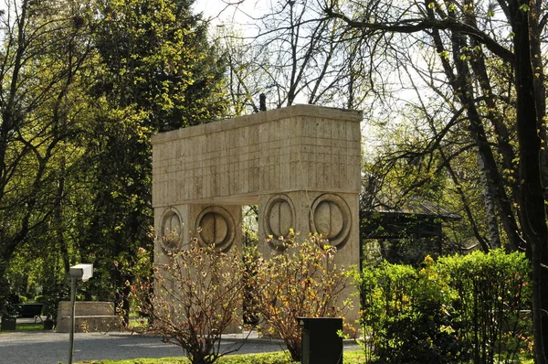 Travertine Mindesmærke Monument Kissing Gate Skulptur Lavet Constantin Brancusi Motiv - Stock-foto