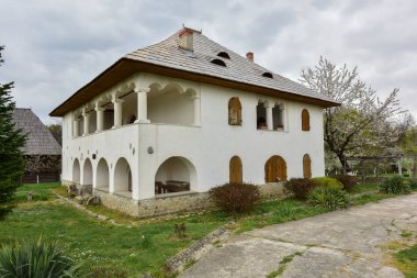 Gorj 'dan açık hava halk mimarisi müzesinde Gorj halk mimarisi ve tekniğinin en eski ve en temsili parçaları yer alıyor.