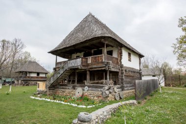 Gorj 'dan açık hava halk mimarisi müzesinde Gorj halk mimarisi ve tekniğinin en eski ve en temsili parçaları yer alıyor.