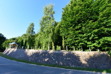 Kutsal Havariler Peter ve Paul 'e adanmış Cartisoara Ortodoks Manastırı, Romanya hükümdarı Yaşlı Mircea' nın bağışları vesilesiyle 14. yüzyıldan kalma.