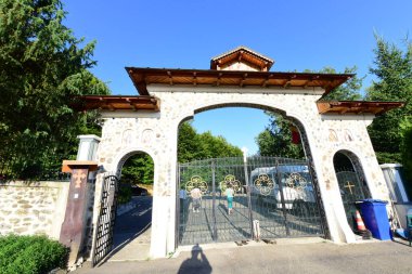 Kutsal Havariler Peter ve Paul 'e adanmış Cartisoara Ortodoks Manastırı, Romanya hükümdarı Yaşlı Mircea' nın bağışları vesilesiyle 14. yüzyıldan kalma.