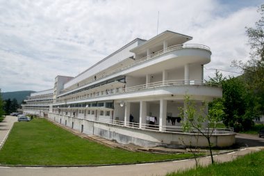 Siyasetçi Gheorghe Tatarescu 'nun girişimiyle üç katlı bir gemi biçiminde inşa edilen bir mimari anıt olan Tudor β mirescu Pneumophthiziology Hospital