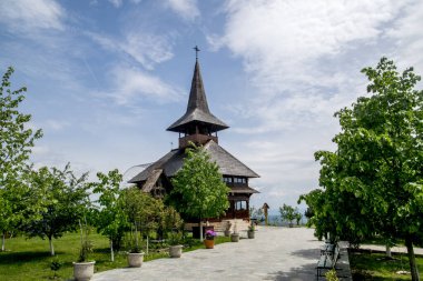 Gorj 'daki Dobrita Manastırı, Maramuresian tarzında inşa edilmiş ahşap Ortodoks kilisesiyle, dünyanın yukarısında Aziz Ilie Tesviteanul' un himayesinde ibadet edilen bir yer.