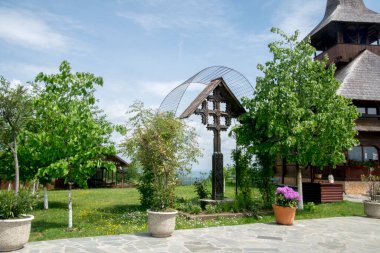 Haç resimli manzara ve Dobrita, Romanya ve Avrupa 'dan bir kilise.